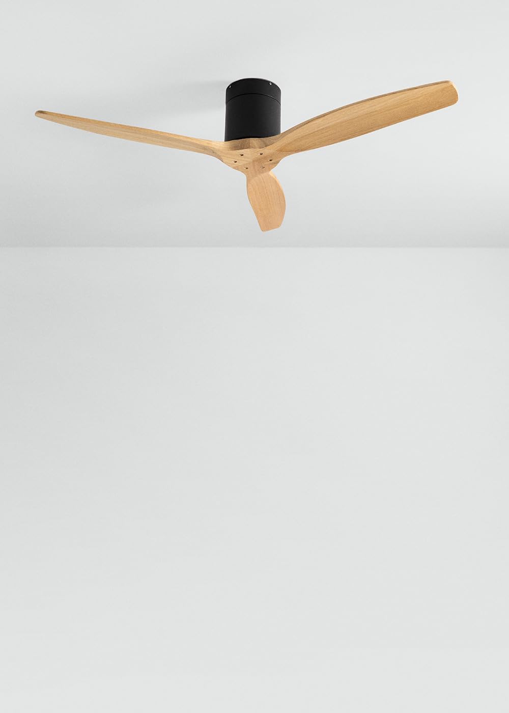 CREATE / WINDCALM/Deckenventilator mit Fernbedienung, schwarzer Sockel mit Naturholzflügeln / 40W, L