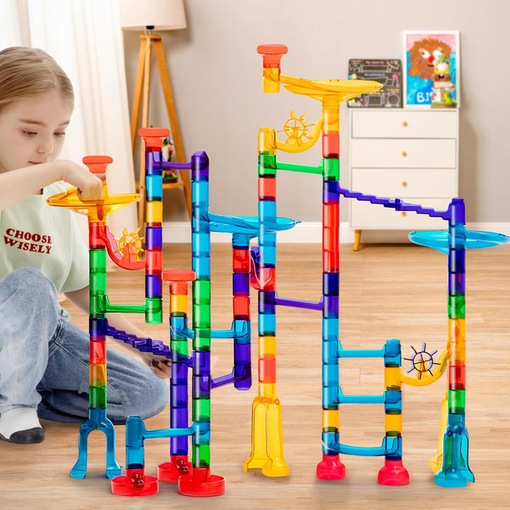 JOYIN 150 Stück Mehrfarbige Murmelbahn Marble Run Set mit 100 Bahnelementen und 50 Glasmurmeln, Kuge