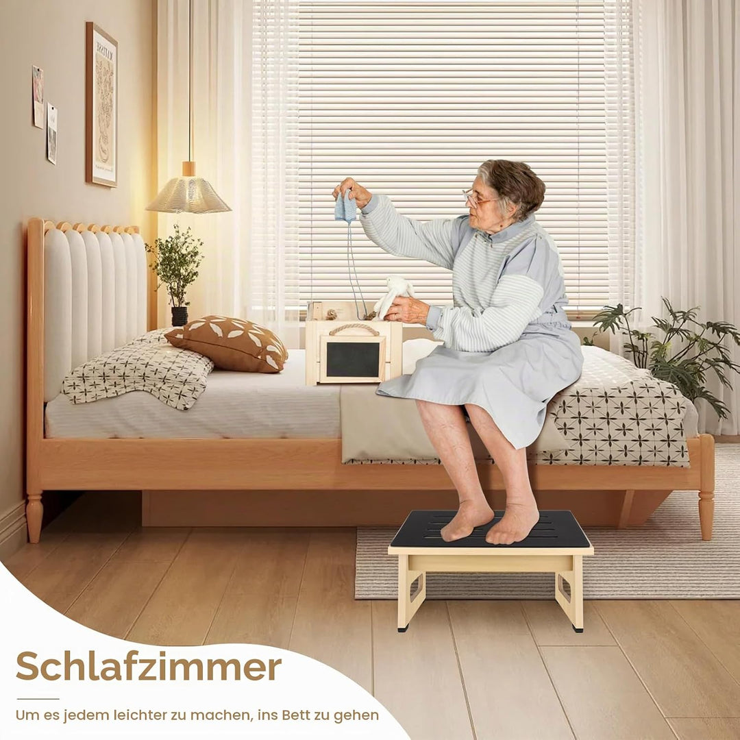 EIN hölzerner Tritthocker für Erwachsene und Senioren mit Rutschfester Gummiauflage, für drinnen und