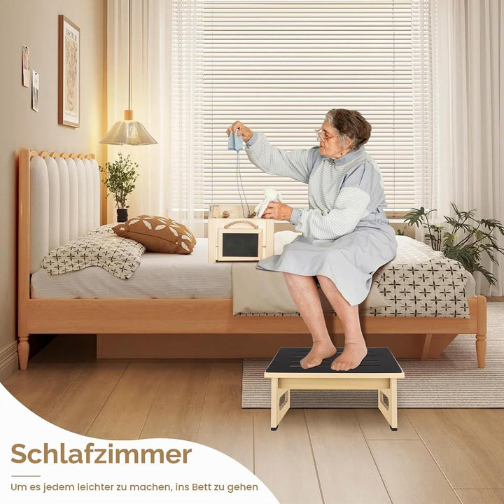 EIN hölzerner Tritthocker für Erwachsene und Senioren mit Rutschfester Gummiauflage, für drinnen und