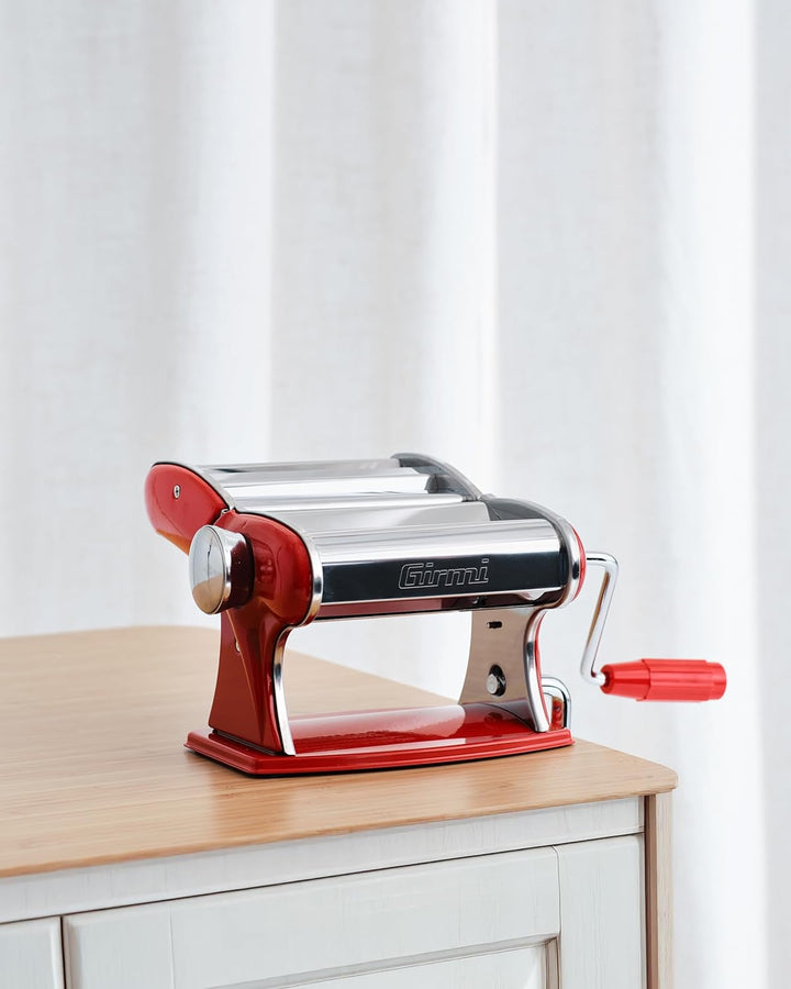Girmi IM92 Nudelmaschine, Edelstahlgehäuse, 7 Teigstärken, 3 Pastaformen, Aluminiumwalzen, Rot, Rot