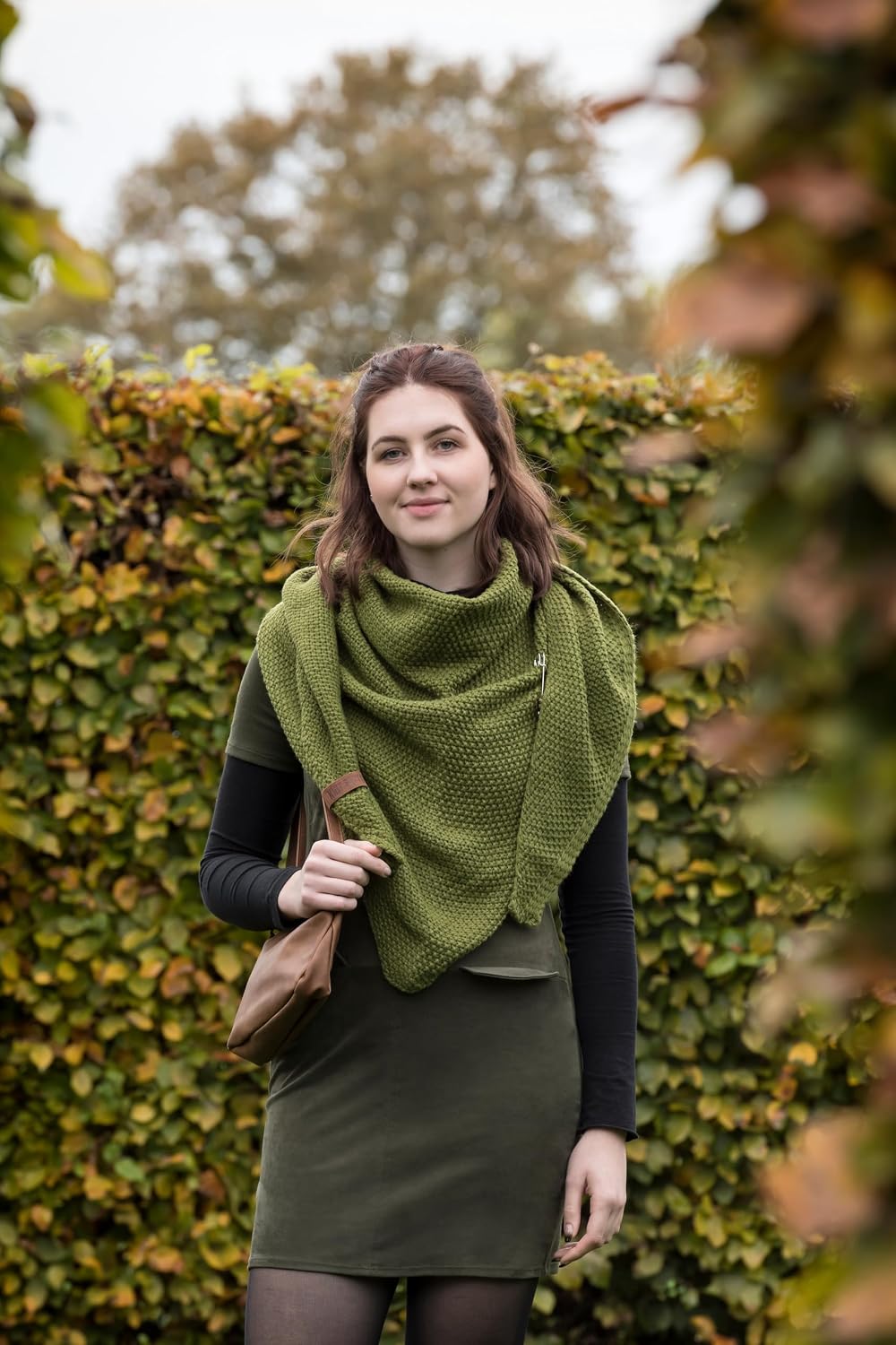 KNIT FACTORY - Dreiecksschal Coco - Damen Strickschal mit Wolle - Umschlagtuch für den Herbst und Wi