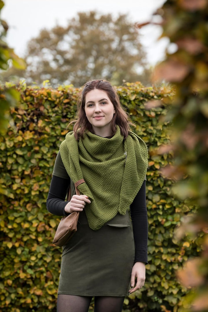 KNIT FACTORY - Dreiecksschal Coco - Damen Strickschal mit Wolle - Umschlagtuch für den Herbst und Wi