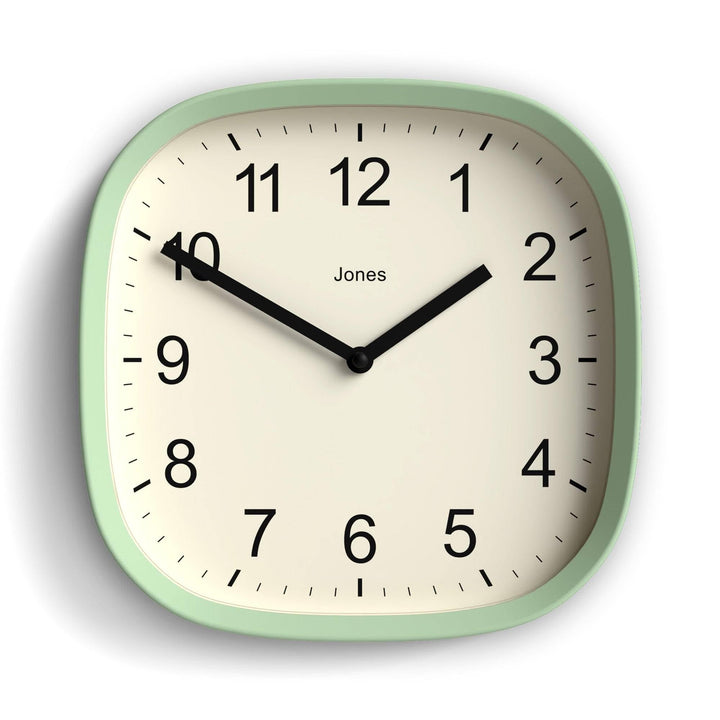 JONES CLOCKS Quadratische Retro-Wanduhr aus hochwertigem Acryl, 'Sprite' in Mintgrün, 25 x 25 x 5 cm