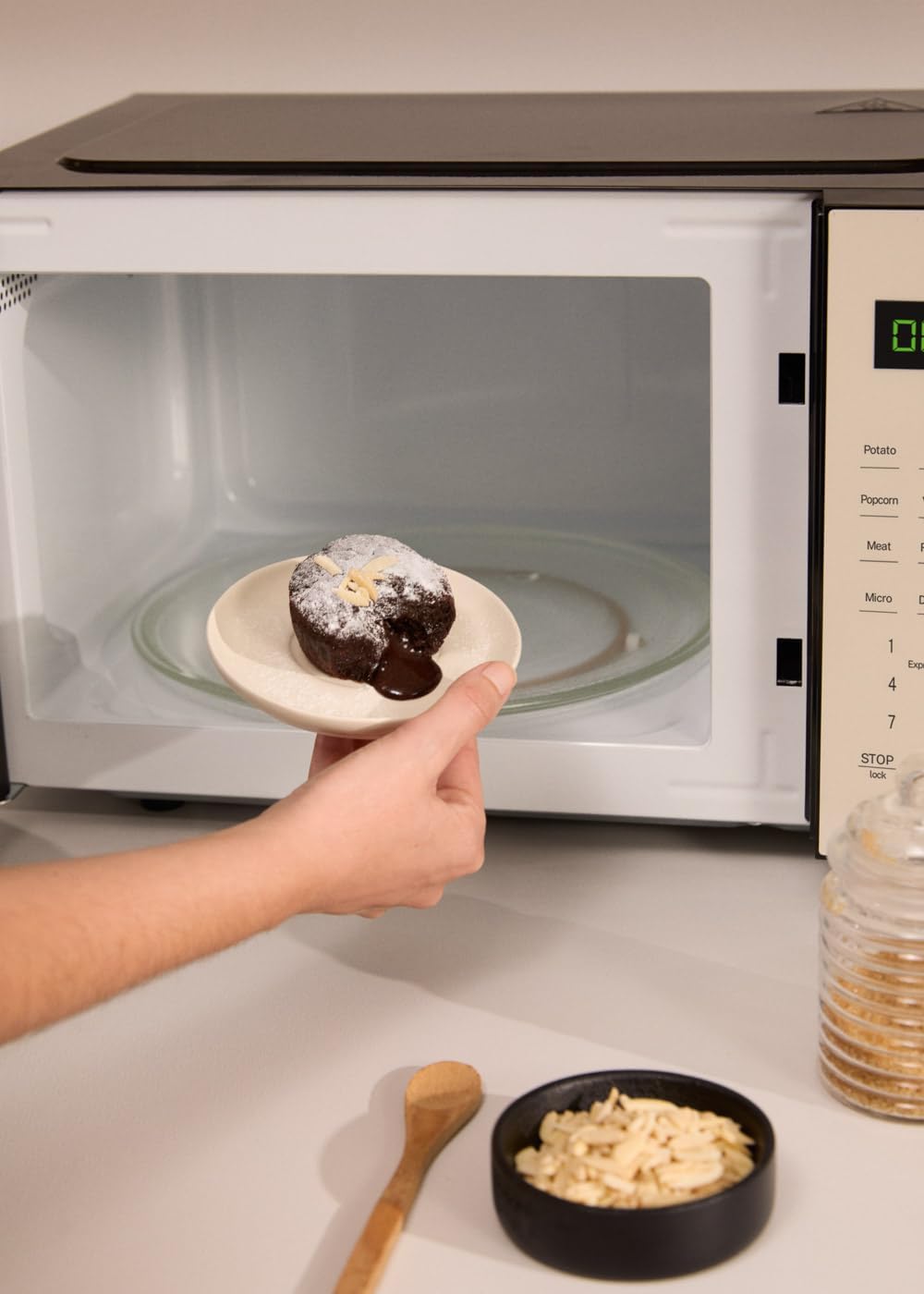 CREATE/MICROWAVE STUDIO/Mikrowelle mit Grillfunktion und Backofen Cremeweiss/Fassungsvermögen 23L, D