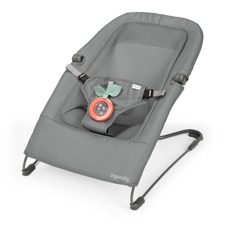 Ingenuity Stow &amp; Go kompakte Falt Babywippe, leichter tragbarer Sitz mit Vibration &amp; Spielzeug, Grau