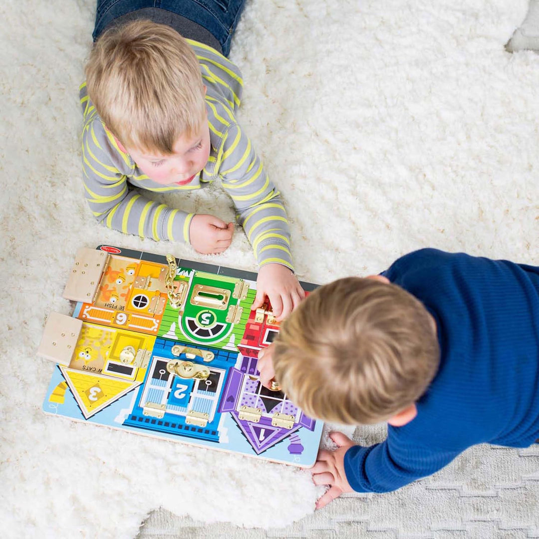 Melissa & Doug Motorikbrett aus Holz für Kinder ab 3 Jahren mit Schlössern und Riegeln Verriegelungs