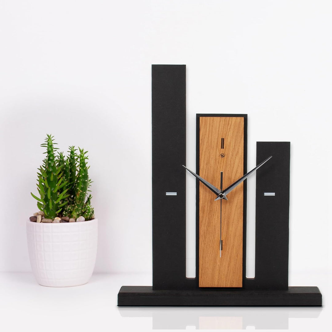 Kreative Feder Designer-Standuhr „Brown Stairs“ aus Holz – Schwarze Tischuhr in modernem Look ohne T