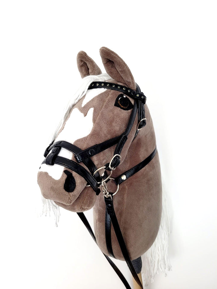 HORSE &amp; toys Hobby Horse Gross A3 (Pferd auf Stock) mit Zaumzeug und Strickjacke, für Kinder, 70 cm,