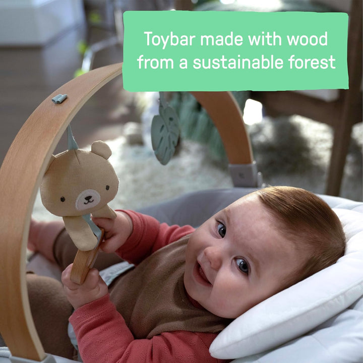 Ingenuity Cozy Spot beruhigende Babywippe mit Holzspielzeugbogen, Naturkautschuk-Spielzeug, Sicherhe