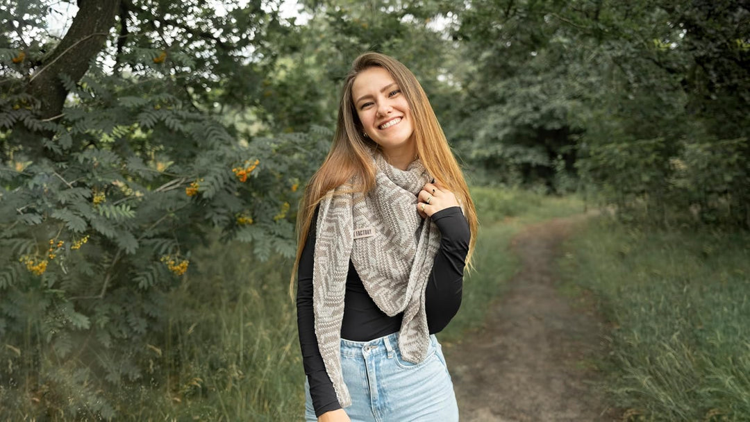 KNIT FACTORY - Dreiecksschal Josh - Damen Strickschal mit Wolle - Umschlagtuch für den Herbst und Wi