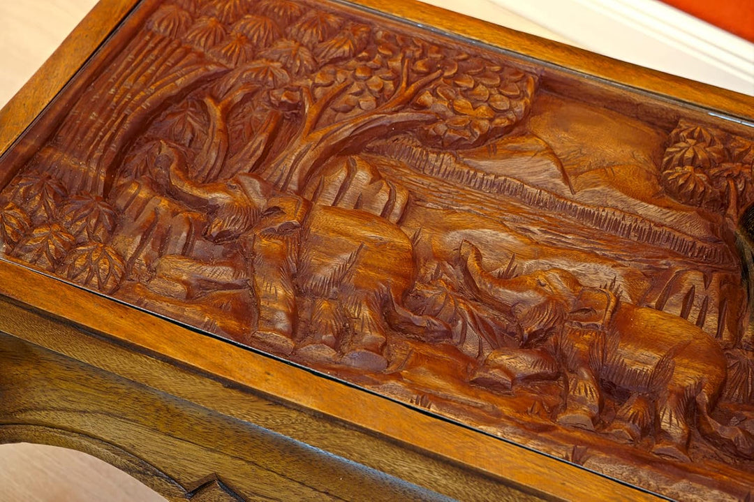 Kinaree Akazie Couchtisch Natur mit Elefanten oder Drachen Schnitzerei und Glasplatte (Elefant II, K