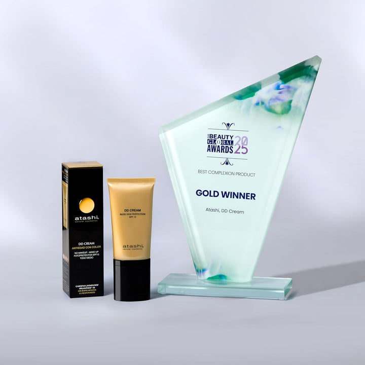 Atashi Anti-Aging DD-Creme. Anti-Aging-Behandlung mit Farbe. Kein Make-up - Make-up. Reduziert Unrei