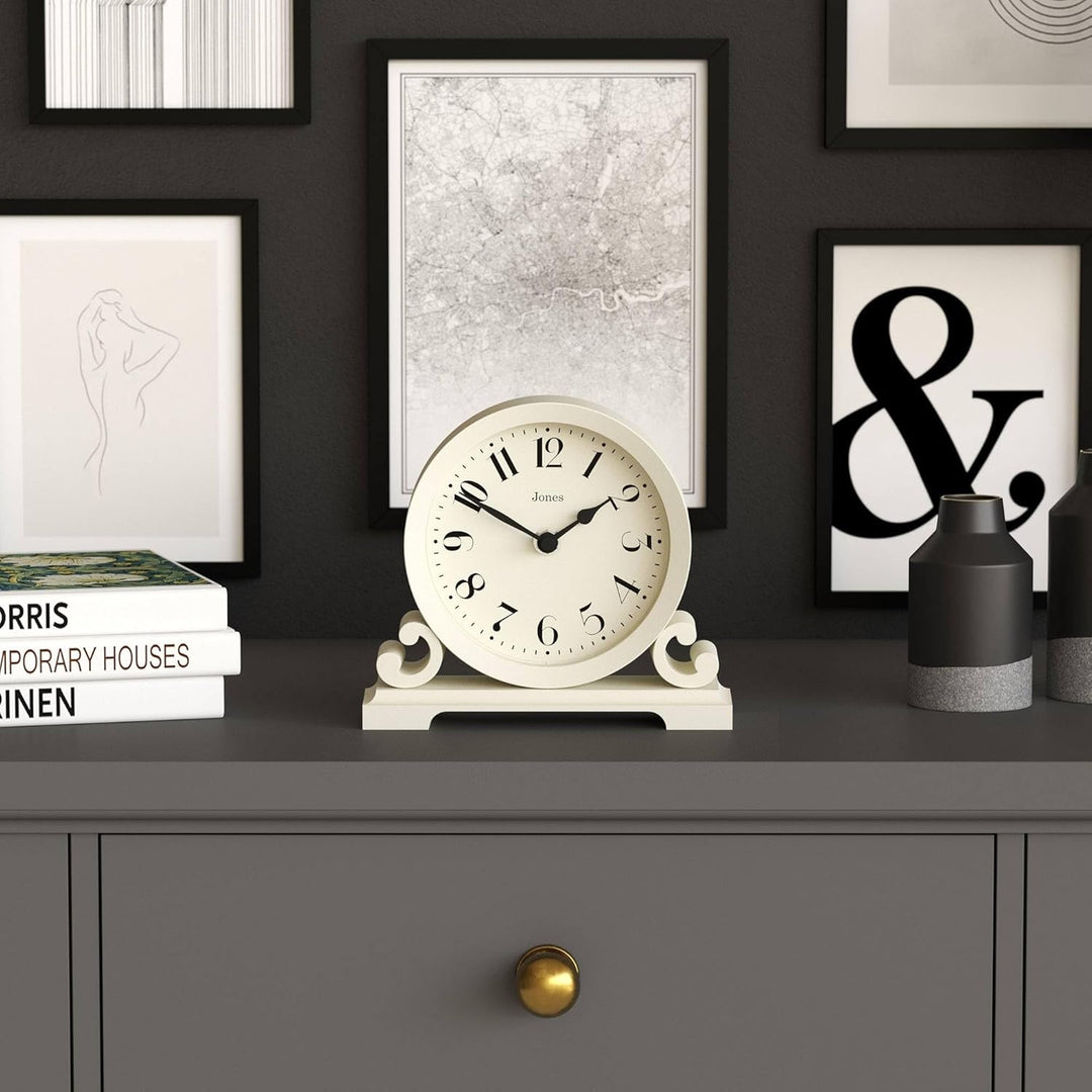 JONES CLOCKS® Saloon Tischuhr I Traditionelles DoppelIscrollIDesign I Hellcreme I Zeitgenössischer k