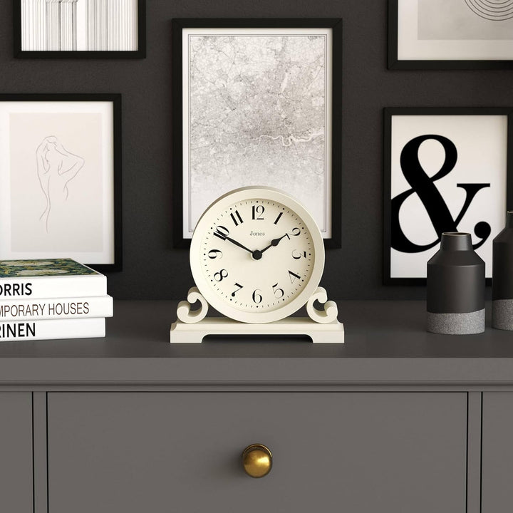 JONES CLOCKS® Saloon Tischuhr I Traditionelles DoppelIscrollIDesign I Hellcreme I Zeitgenössischer k