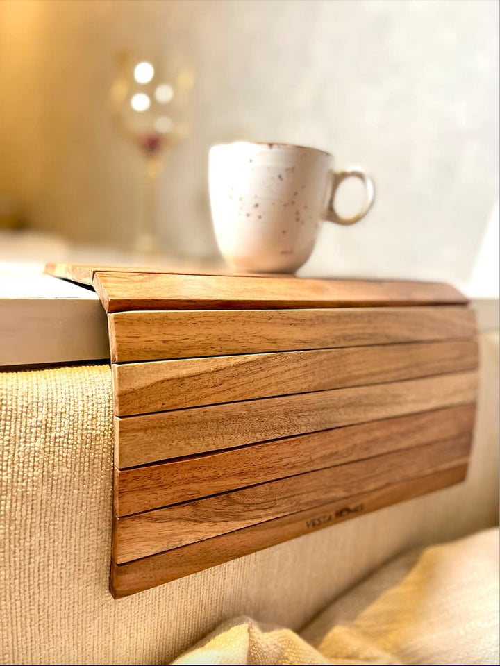 Vesta Homes Grosses Sofa-Armlehnentablett, handgefertigt aus Akazienholz, Flexibles und faltbares re