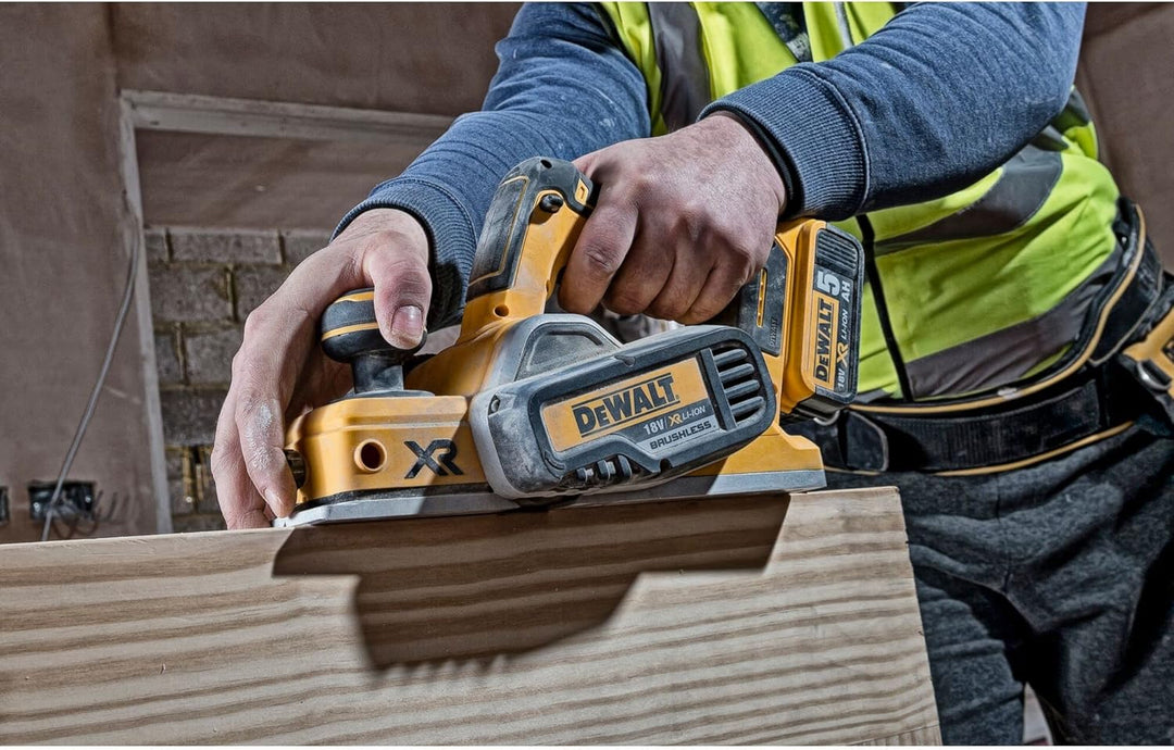 DeWalt Akku-Hobel (18 Volt, bürstenlos, Hobelbreite 82 mm, Messerwellendurchmesser 48 mm, inkl. Zube