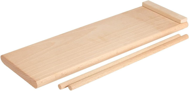 Rigagnocchi aus Holz oder Schneidebrett Reihe Garganelli und Knödel mit Fermo und zwei kleinen Essst