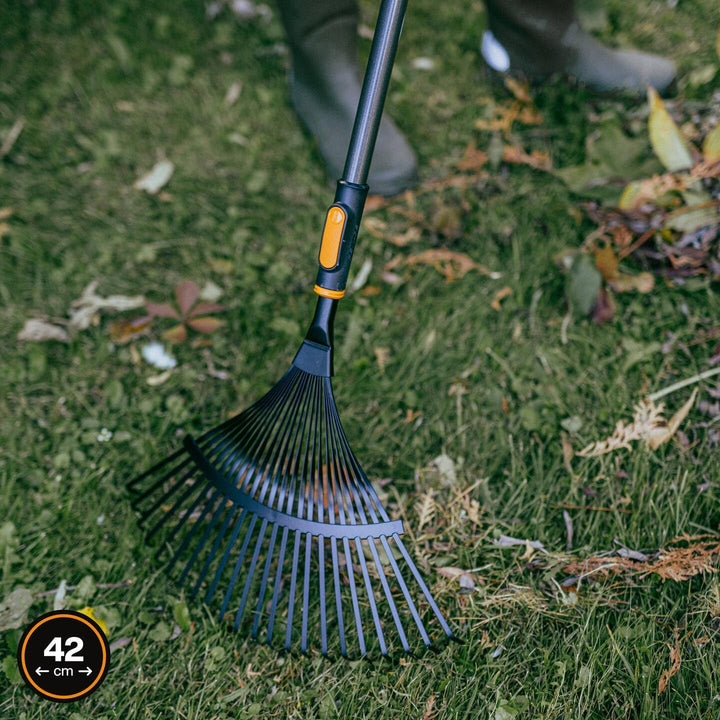 Fiskars OneClick Metall-Fächerbesen, Robuster Rasenrechen-Aufsatz zum Entfernen von Moos und Rasenfi
