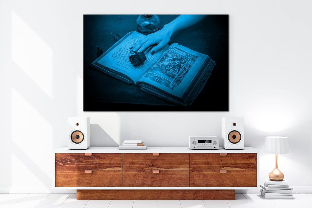 deyoli Rote Rose auf einem Antiken Buch Format 80x60 Effekt: Monocrome Blau als Leinwandbild, Motiv