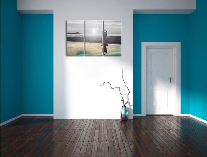 Pixxprint Frau in Einer Yogapose am Strand B&W Detail 3-Teiler Leinwandbild 120x80 Bild auf Leinwand