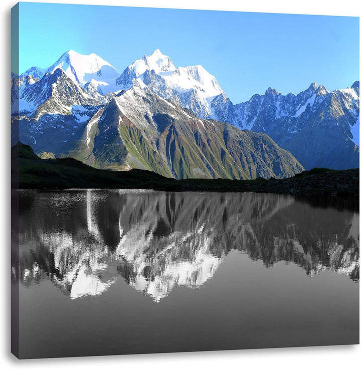 Pixxprint Gewaltige Berge vor Spiegelsee schwarz/weiss, Format: 70x70 auf Leinwand, 70x70