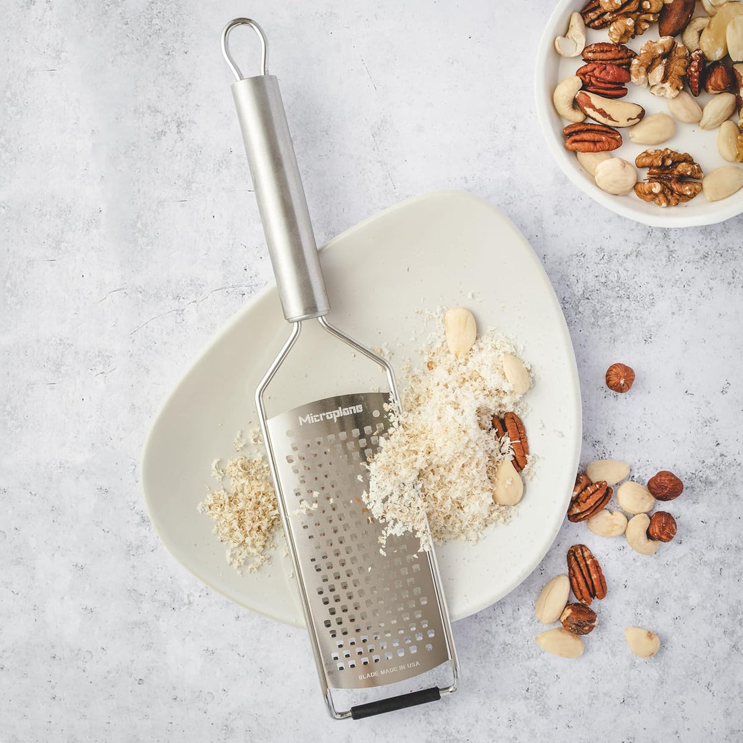 Microplane Küchenreibe Grob für Käse, Karotte, Ingwer, Kokosnuss und Meerrettich mit rasiermessersch