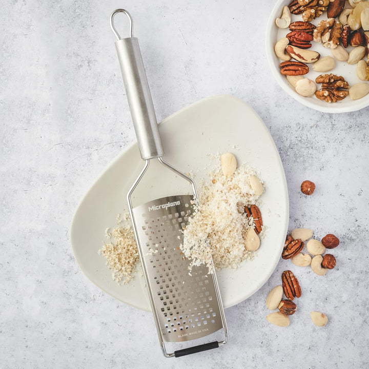 Microplane Küchenreibe Grob für Käse, Karotte, Ingwer, Kokosnuss und Meerrettich mit rasiermessersch