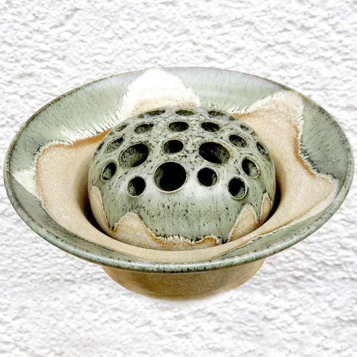Blumensteckschale beige-grün, 2-teilig, handgetöpfert, 13 cm Durchmesser, Steinzeug