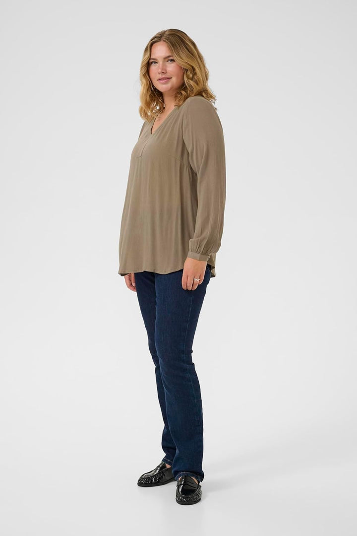KAFFE Curve Damen Kaffe Curve Plus-Size Damenbluse, Lange Ärmel, V-Neck, Regular Fit Rounded Hem Blu