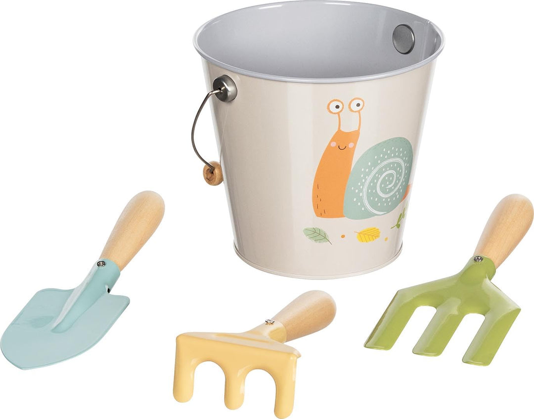 goki 63870 - Kinder Gärtner-Set Schnecke, Eimer mit Spaten, Harke und Grabegabel – Buntes Gartenwerk
