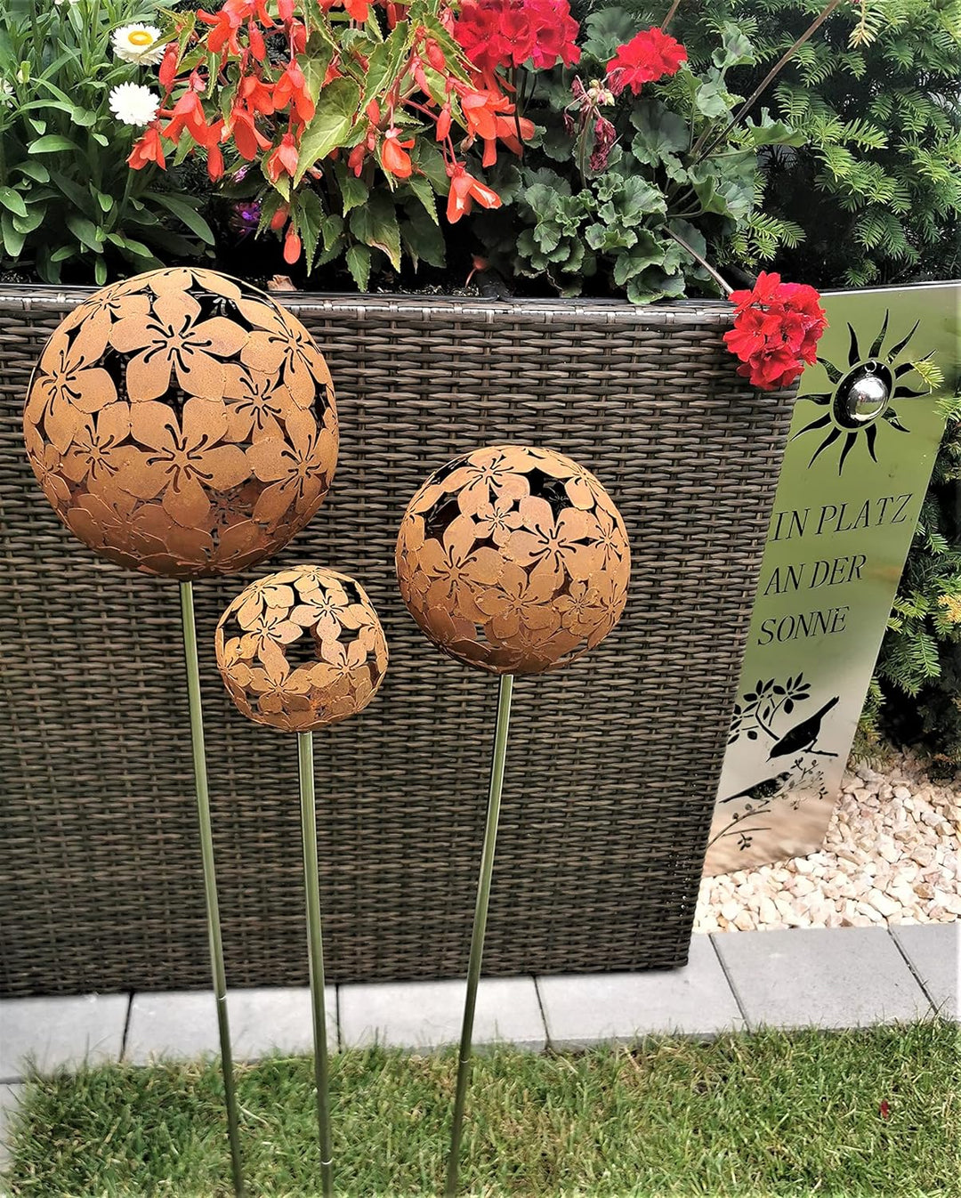 Jürgen Bocker Gartenambiente 3er Set Rosenkugel Flower mit Stab 80 cm Cortenstahl (20/15/10 cm), 20/