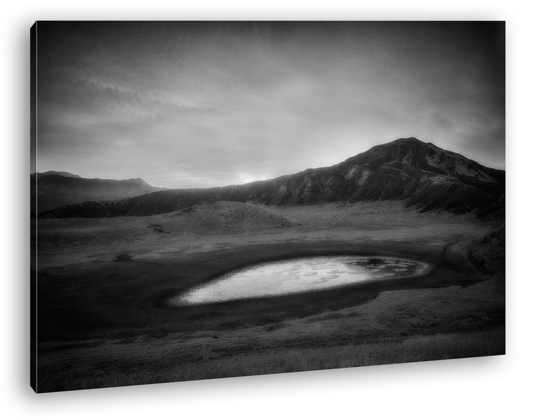 deyoli Bergsee in Japan Aso Kumamoto Format: 60x40 Effekt: Schwarz/Weiss als Leinwand, Motiv fertig