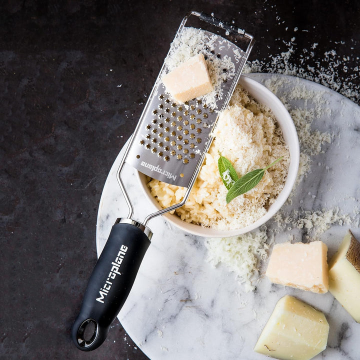 Microplane Sternenklinge Küchenreibe für Hartkäse, Zitrusfrüchte, Schokolade, Ingwer, Muskat und Zim