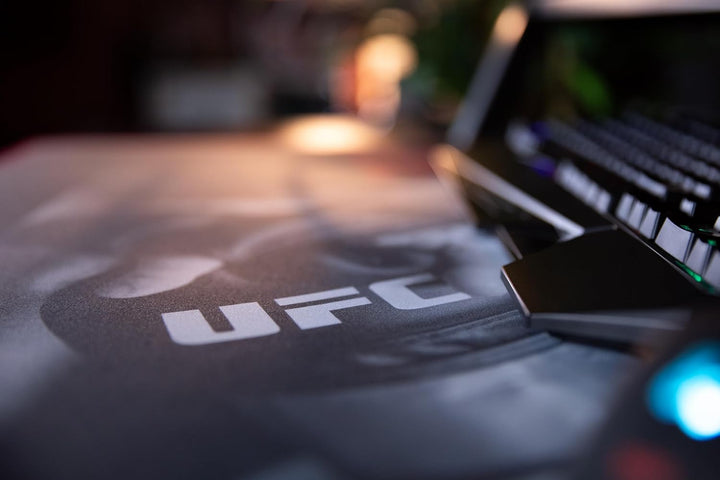 Konix UFC XXL-Gaming-Mauspad 90 x 46 cm - Rutschfeste Gummibasis - Schwarz und Rot UFC Schwarz und R