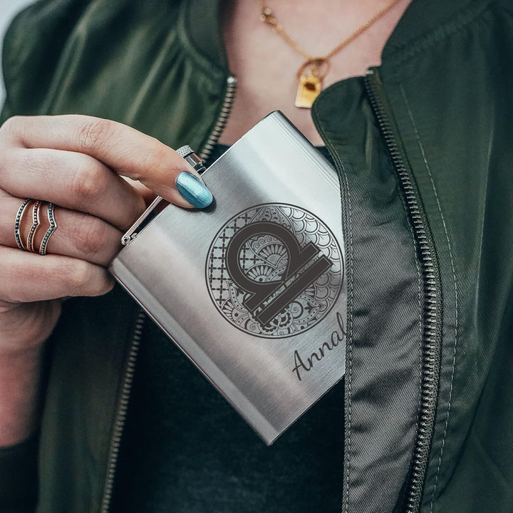 personalisierbarer Flachmann aus Edelstahl mit Name – Sternzeichen Waage Zentangle – Taschenflasche