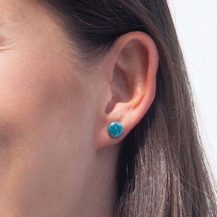 Runde Ohrstecker mit dunkelgrünem Stein in Perlmuttoptik • Bunte Ohrringe für Damen • Nachhaltiger M