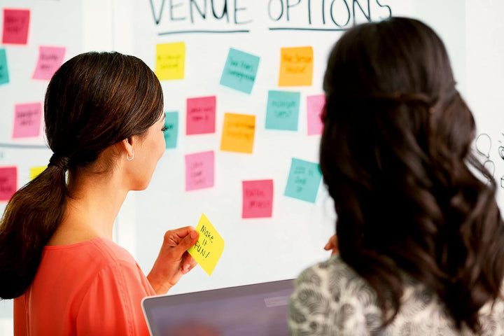 Post-it Super Sticky Meeting Chart Wall Pad, Weiss, unliniert, 2 Blöcke, 584 mm x 508 mm + 8 Command