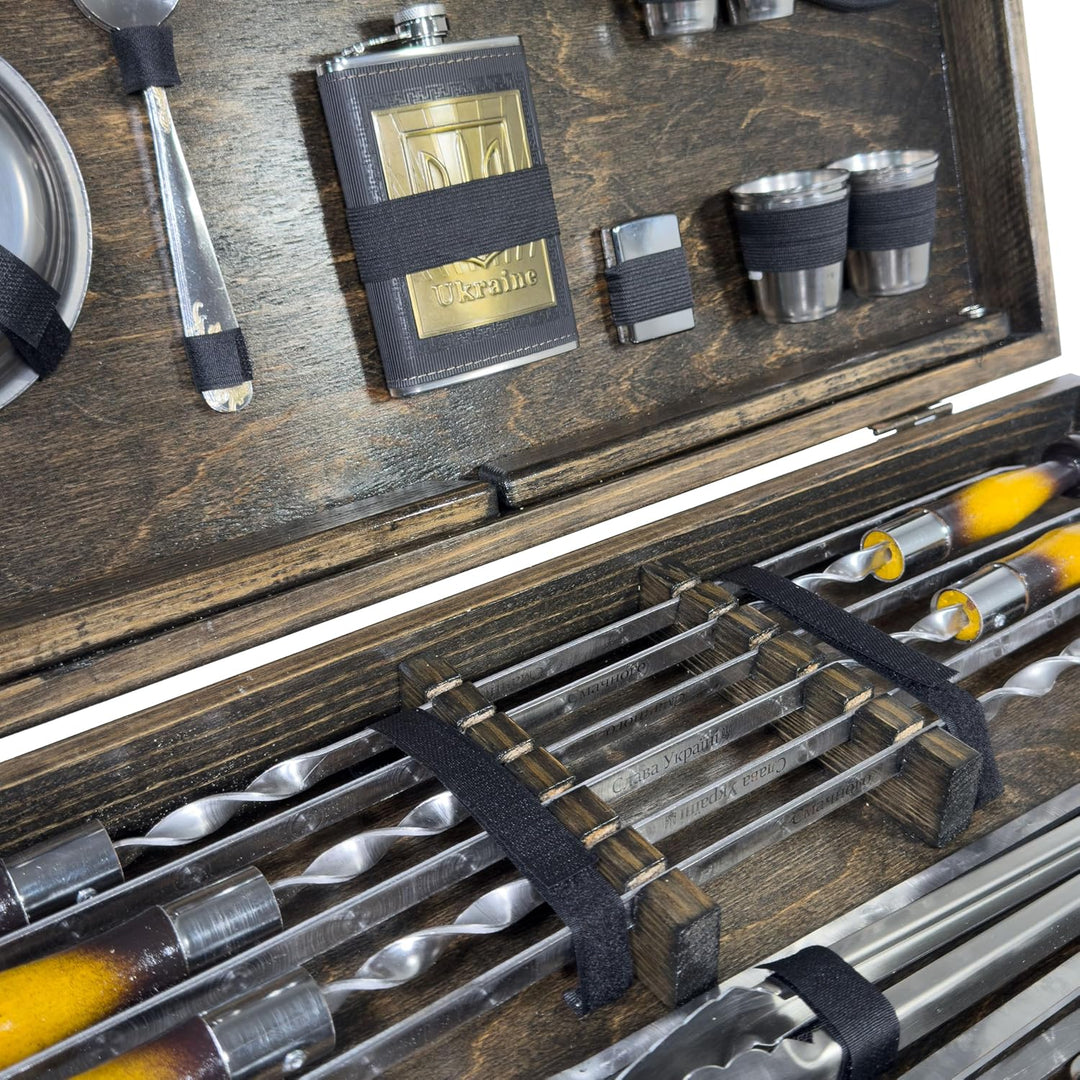 BBQ Grill Geschenkset im Holzkoffer mit Tischfunktion &amp; ukrainischer Symbolik – Premium Grillzubehör