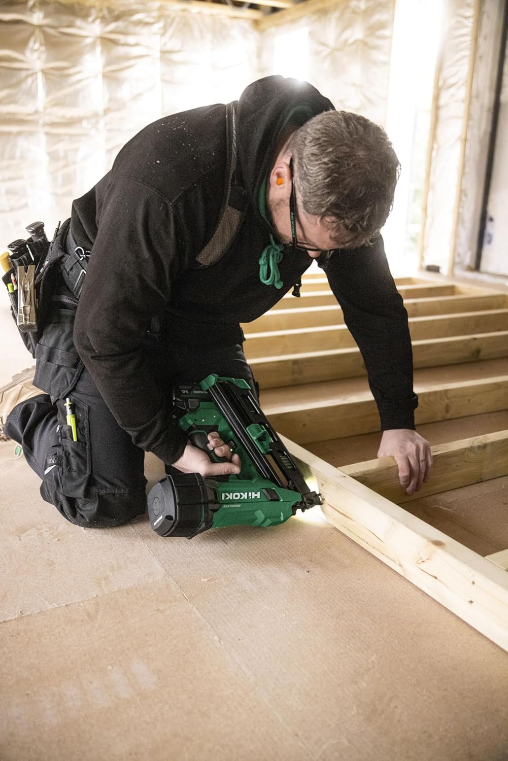 HiKOKI Akku-Streifennagler 34° - 18 V, 50-90 mm Nägel - Leistungsstark, LED-Licht, Brushless Motor,