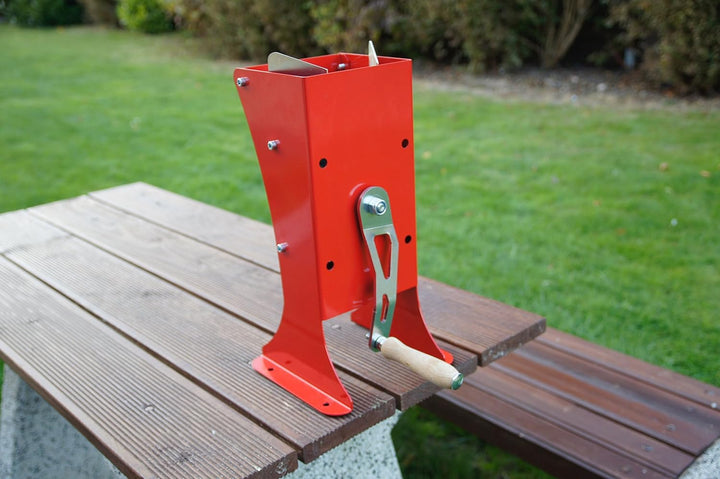 Feucht Obsttechnik KNACKI Junior - Wal- und Haselnuss Knackmaschine - Hazelnut Man - das Original Ma