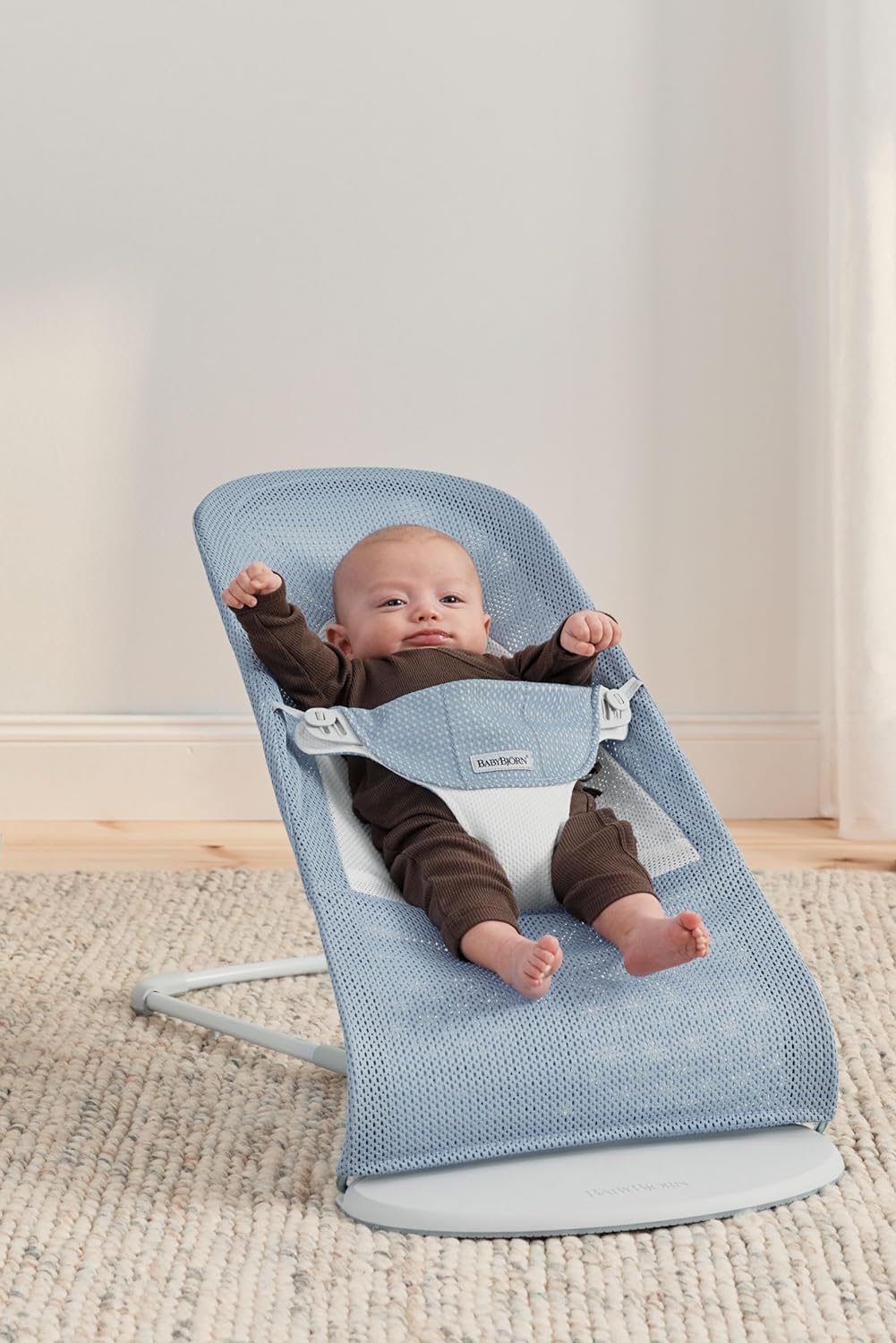 BabyBjörn Babywippe Balance Soft, Hellgrauer Rahmen, Netzstoff, Himmelblau/Weiss Netzstoff Himmelbla