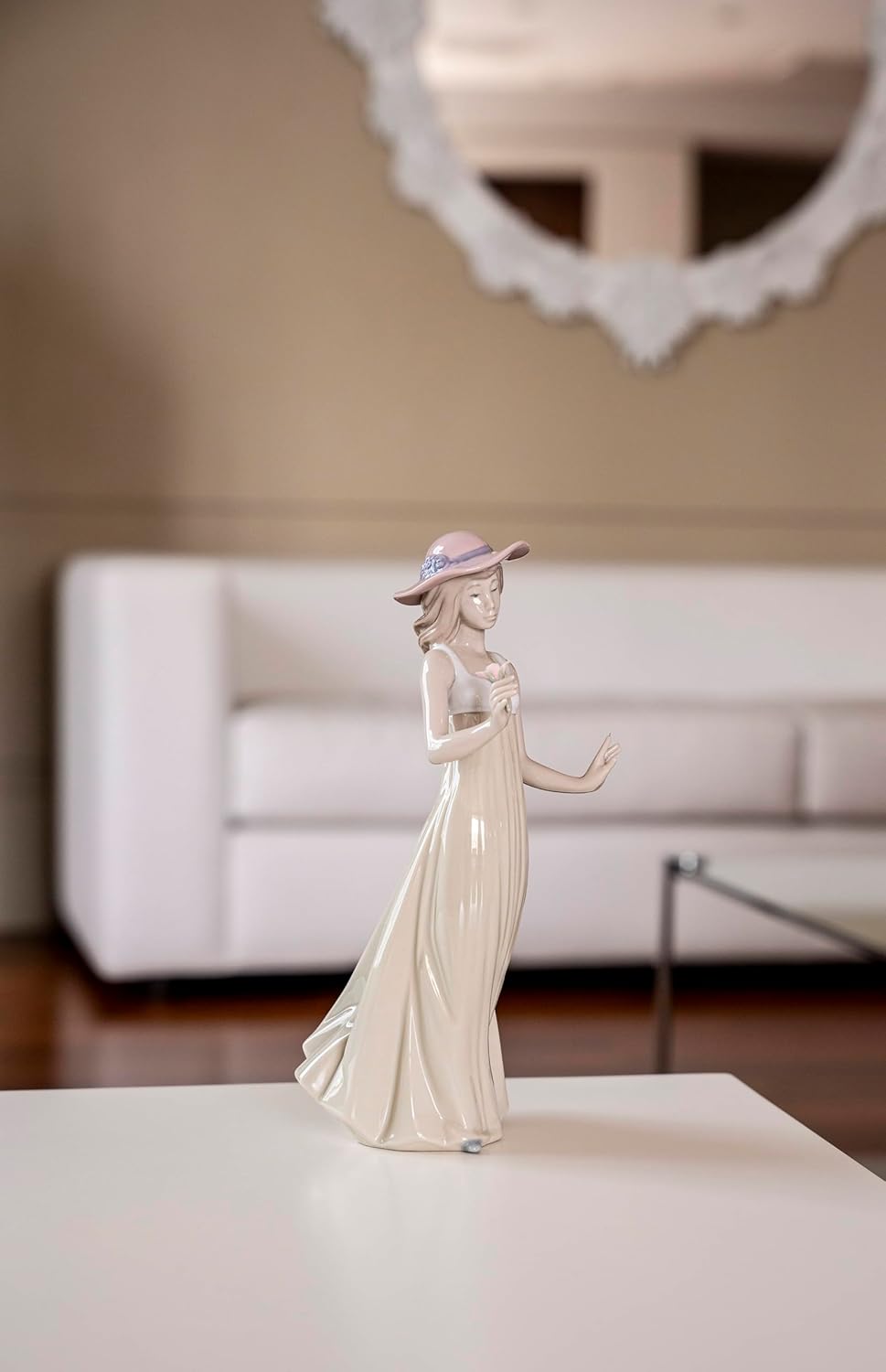 NAO Gentle Breeze Porzellanfigur