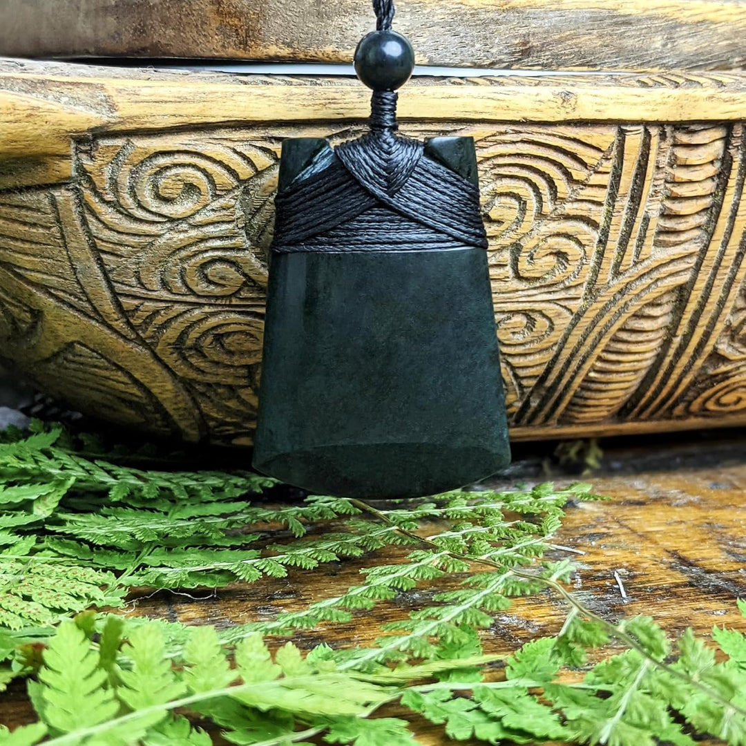 81stgeneration Anhänger Halskette Toki Klinge Geschnitzte Schwarze Nephrit-Jade für Herren und Damen
