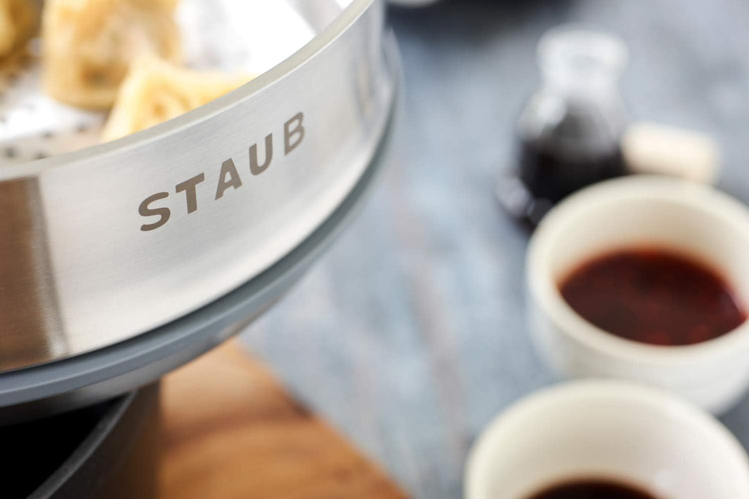 STAUB Gusseisen Bräter/Cocotte mit Dämpfeinsatz, Rund 26 cm, 5,2 L, Aromaregen Funktion, Für alle He