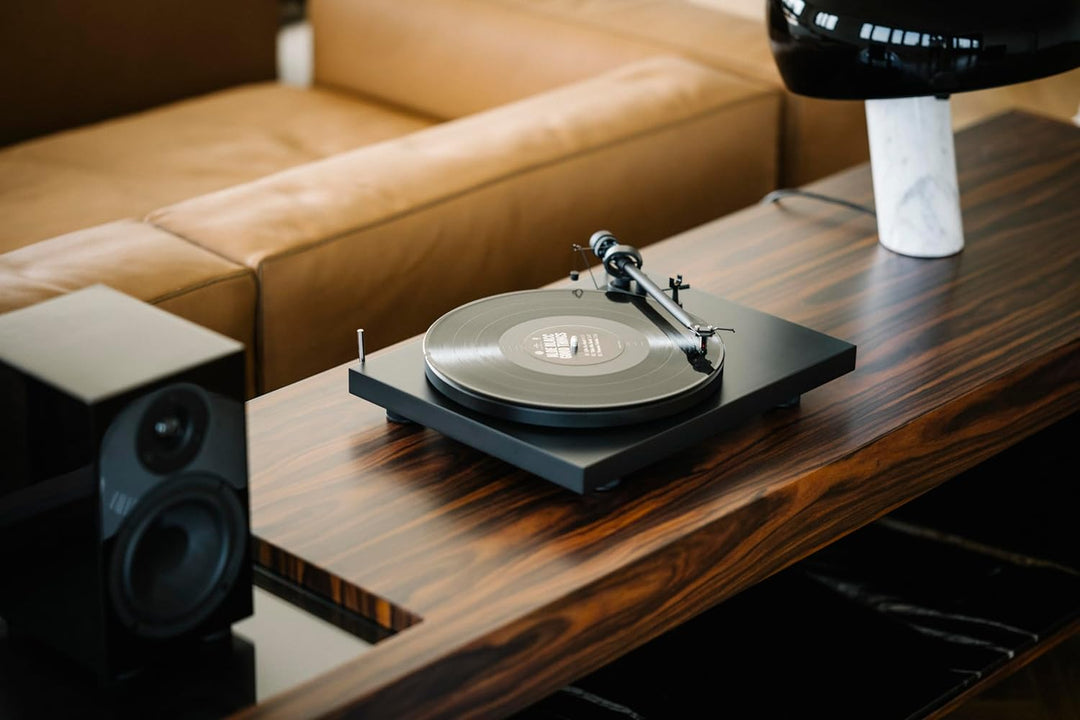 Pro-Ject Debut III Manueller Plattenspieler (MM-Tonabnehmer Ortofon OM 5E, Pro-Ject 8.6 Tonarm) matt