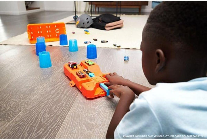 Hot Wheels GCF91 - Track Builder Fässer-Stunt Box und Starter, Spielzeug Autorennbahn ab 6 Jahren TR