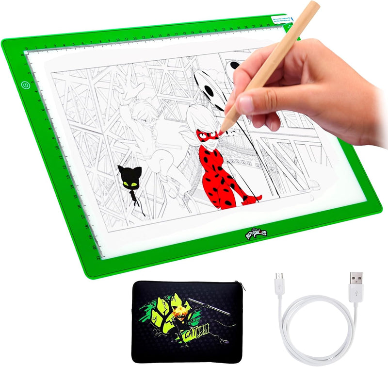 Miraculous Ladybug - A4 Leuchttisch, Neoprenhülle, Zeichenset mit USB-Ladegerät und Malvorlagen, Kun