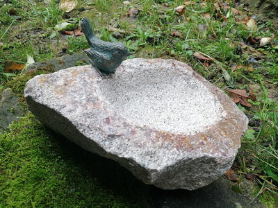 Yerd Gartendeko Figur: Bronzefigur Garten, Vogeltränke aus Schwarzwald-Granit - grau, Vogel auf Stei