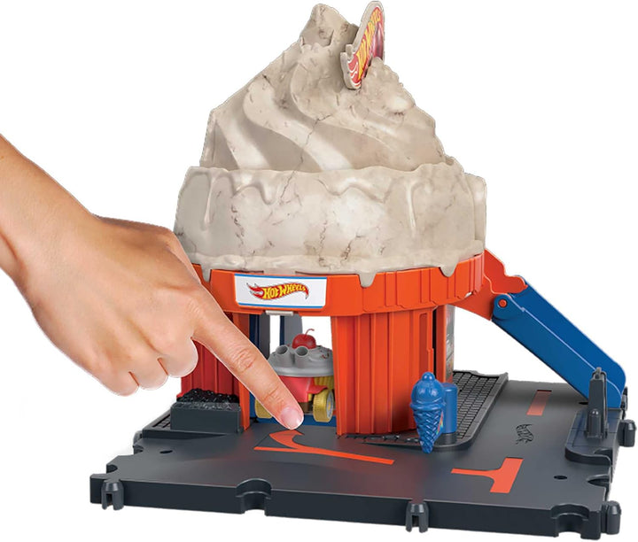 Hot Wheels City Downtown Spielset Eiskrem-Strudel - Rennbahn-Action mit manuellem Aufzug, Eiskrem-Wi